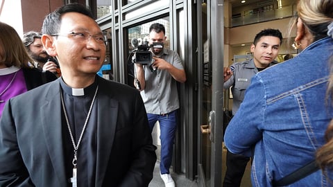 ICE agents scatter as SD Bishop Pham, other clergy visit immigration court