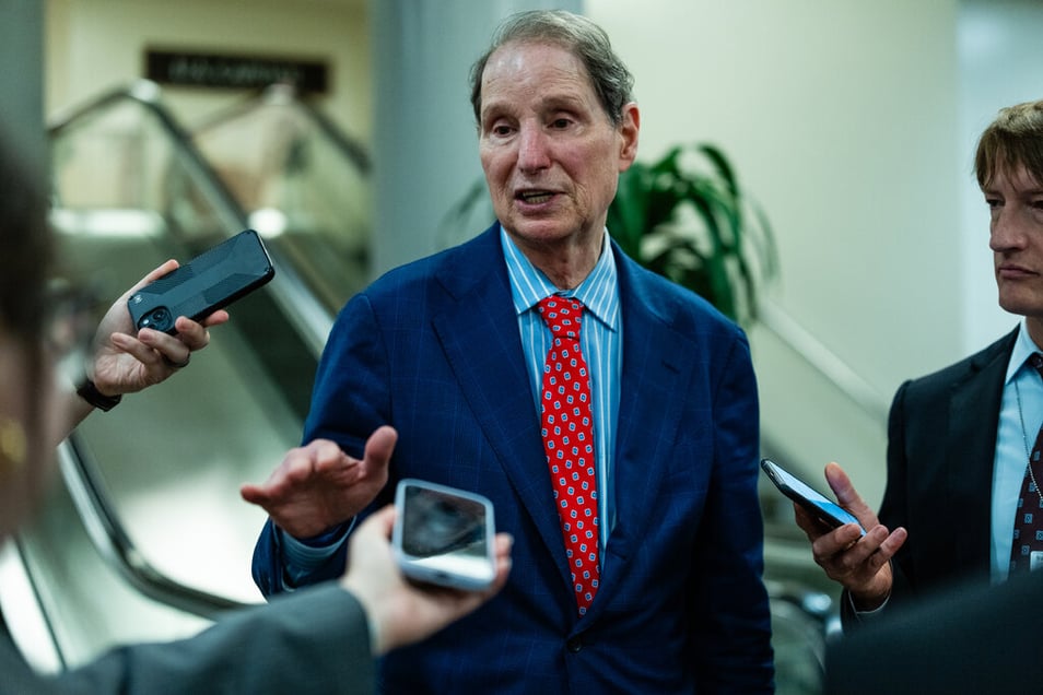 Wyden Presses for Investigation Into JPMorgan Chase and Epstein
